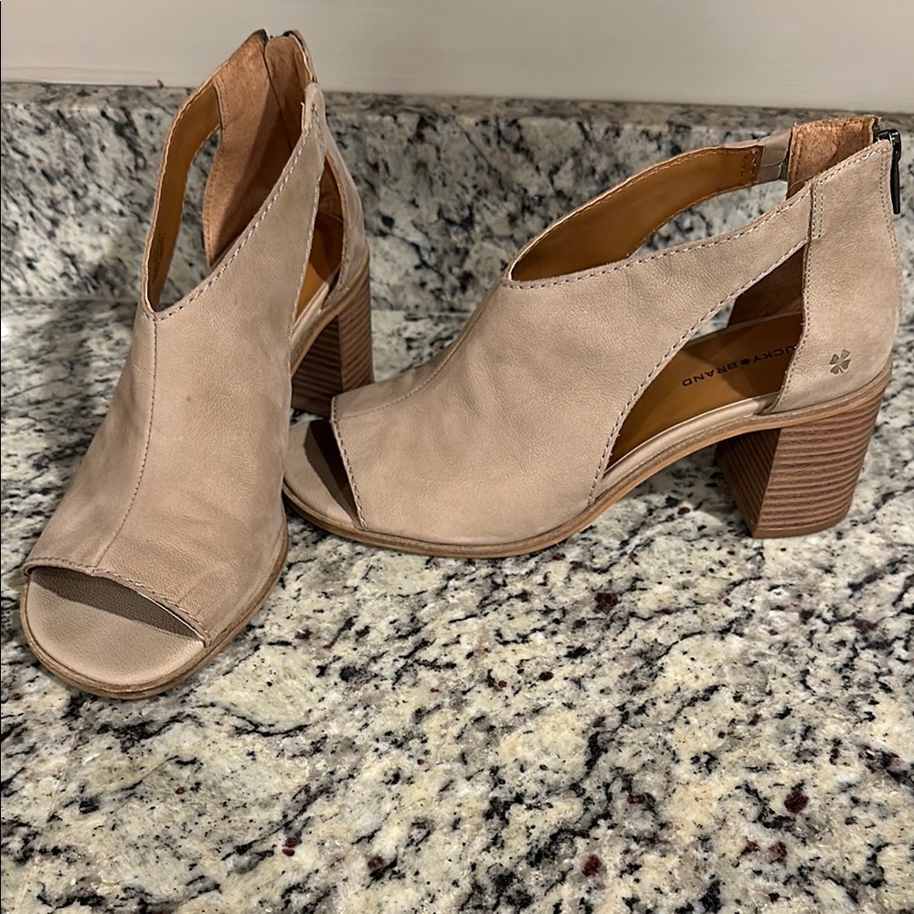 Lucky Brand size 10 Women's Tan Peep-Toe Heeled Sandals
